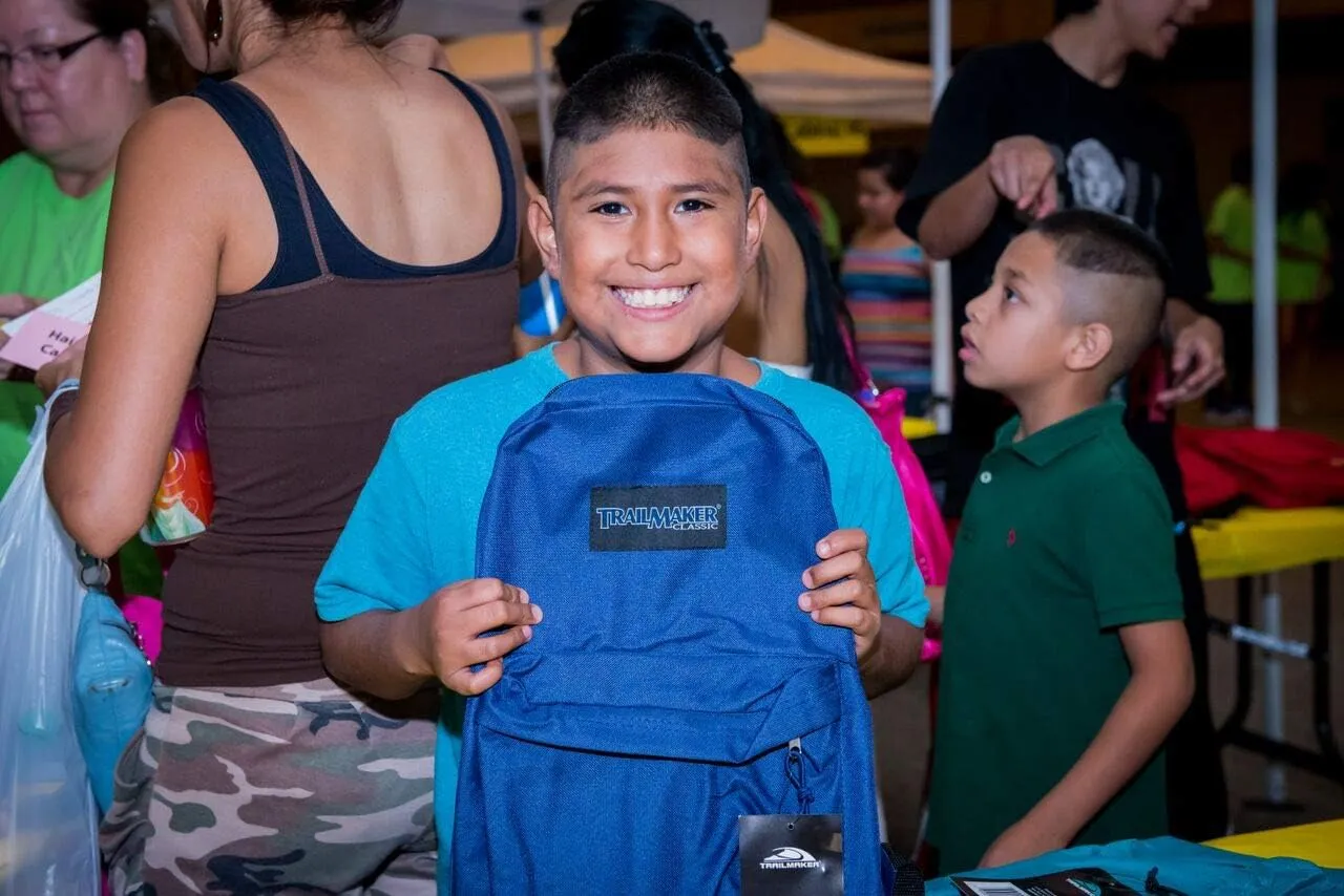Trail maker 24 Pack- Classic 17 Inch Backpacks in Bulk Wholesale Back Packs for Boys and Girls